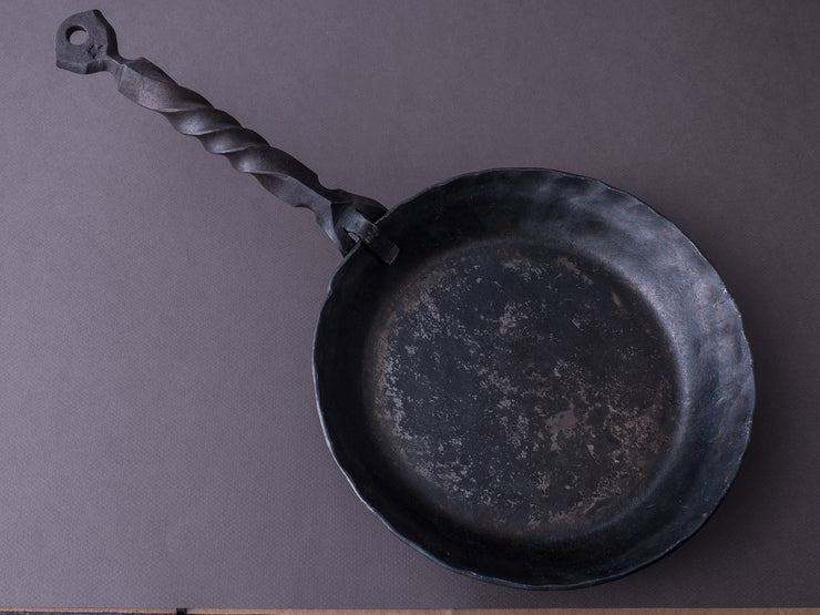 Kanatoko - Hand Forged Iron - Frying Pan - Removable Handle - Nejiri (twisted handle)