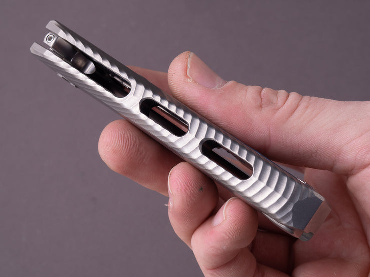 lionSTEEL - SOLID Folding Knife - ROK - 83mm - M390 - Frame Lock - Grey Titanium - Blue HWAY.L Clip